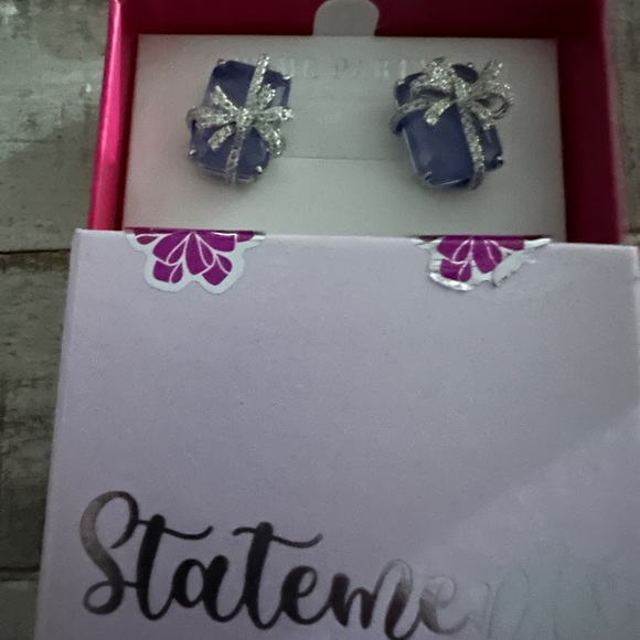 Present earrings - Picture 2 of 3